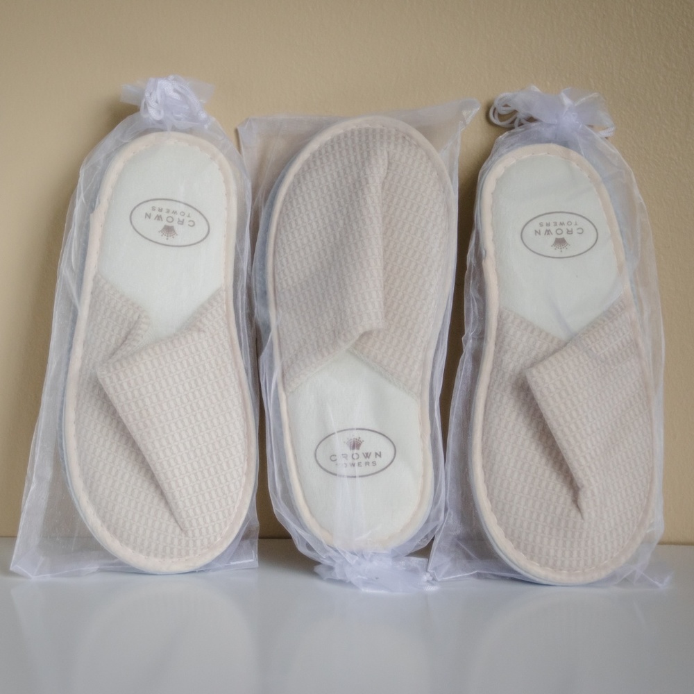 NEVER WORN - Cozy Crown Slippers Bundle (QTY:5)